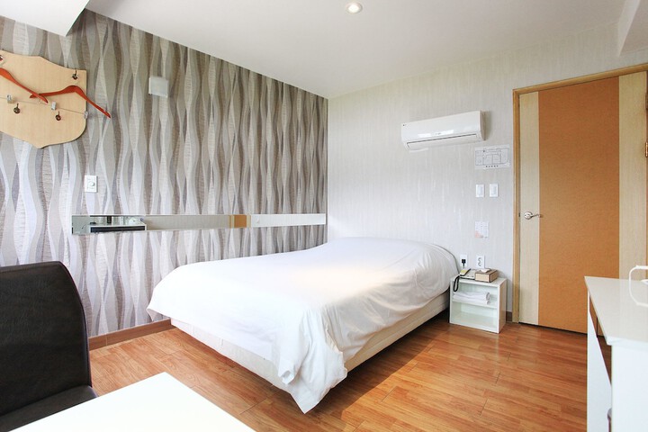 Room 9 of 62