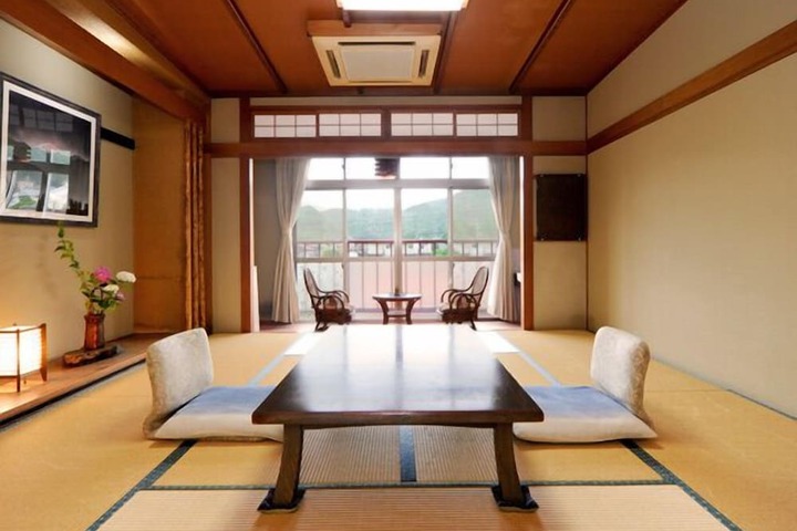 Room 6 of 15