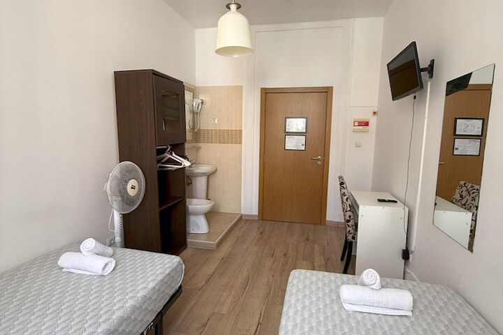Room 32 of 157