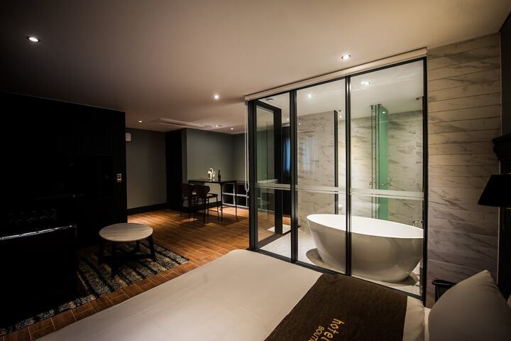 Room 14 of 32