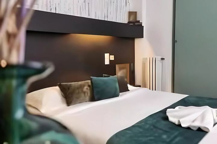 Room 2 of 28