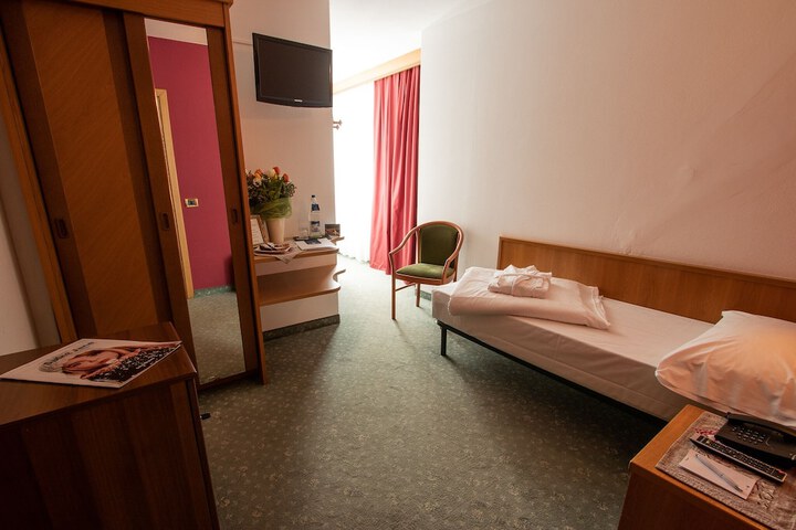 Room 11 of 44