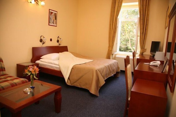 Room 5 of 16