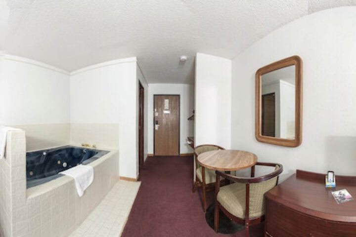 1 King Bed (2 of 13)