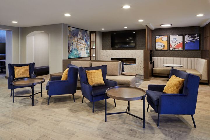 Lobby lounge