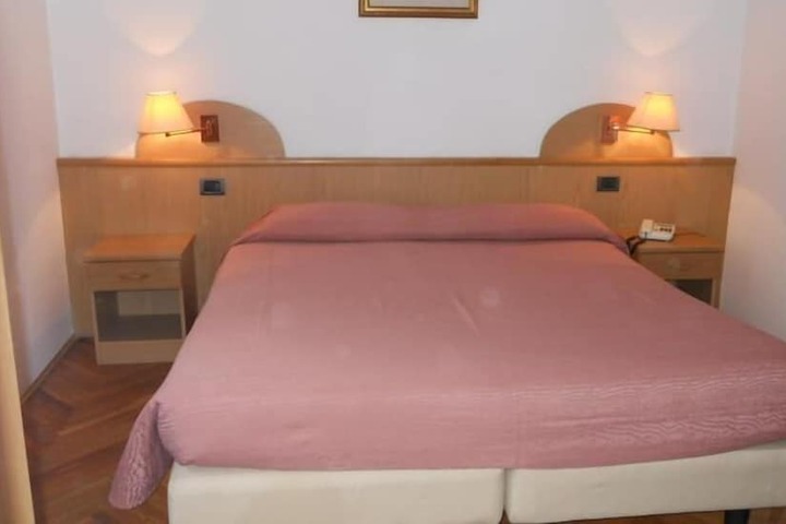 Room 10 of 72