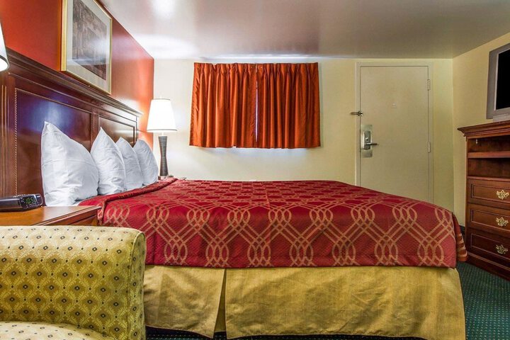 1 King Bed (7 of 11)