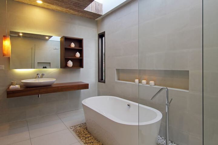 Deep soaking bathtub