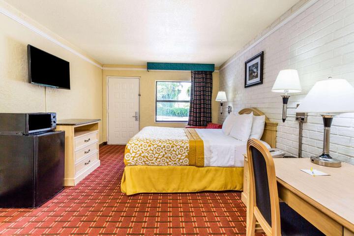 1 King Bed (8 of 9)
