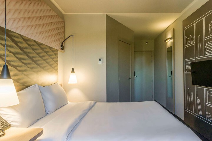 Room 10 of 26