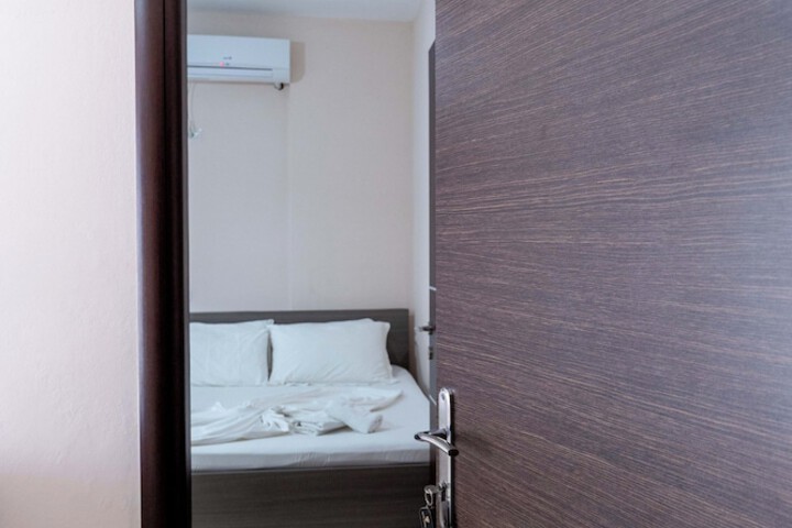 Room 8 of 76