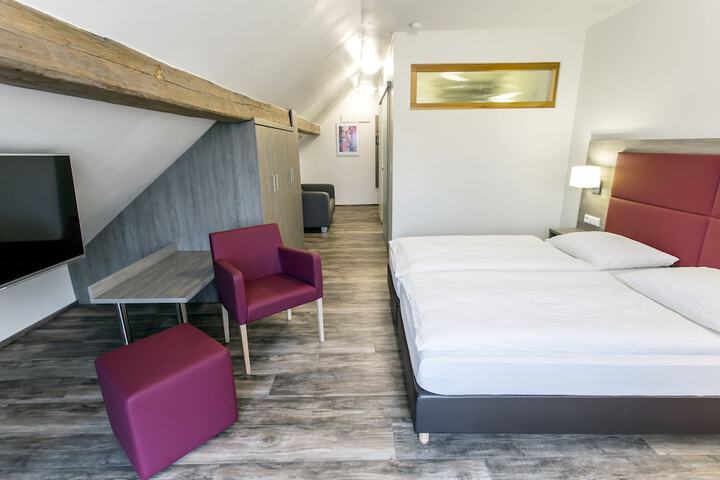 Room 4 of 16