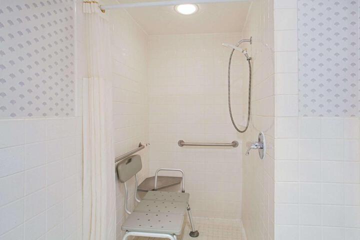 Queen Bed Accessible (4 of 11)