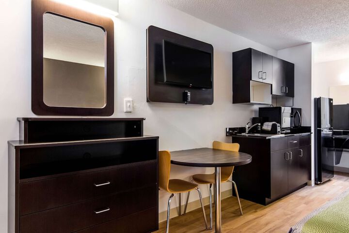 1 Queen Bed Kitchen (12 of 13)