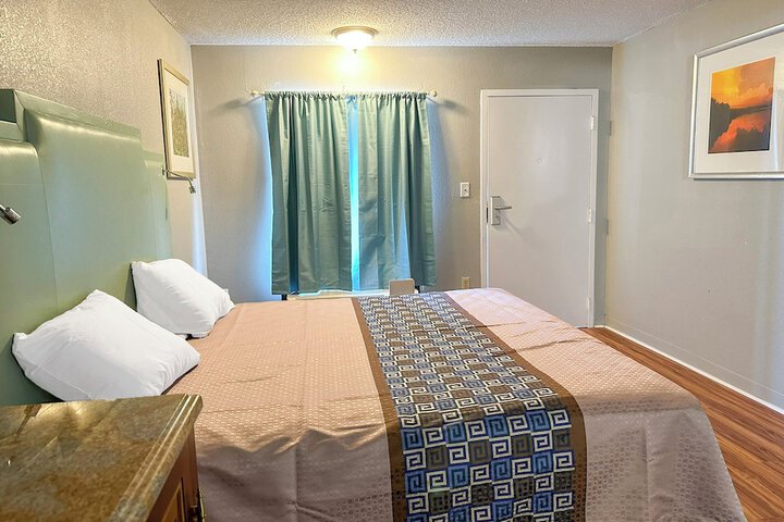 1 King Bed (11 of 21)