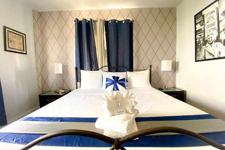 1 Queen Bed (3 of 12)