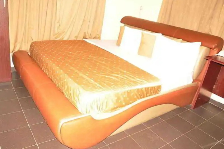 Room 2 of 7