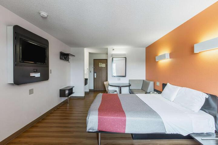 1 Queen Bed (4 of 7)