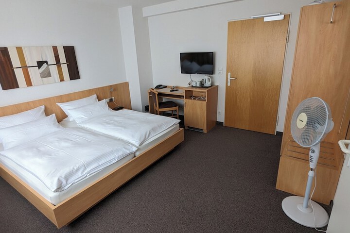 Room 8 of 34