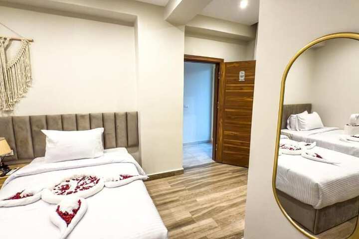 Room 13 of 27