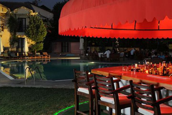 Hotel with Pool