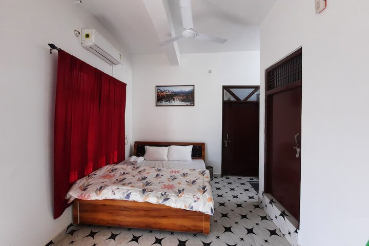 Room 2 of 6