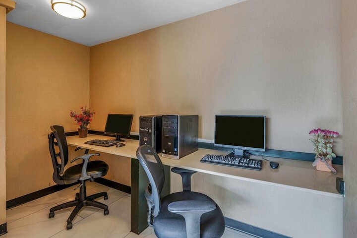 Business Center 43 of 47