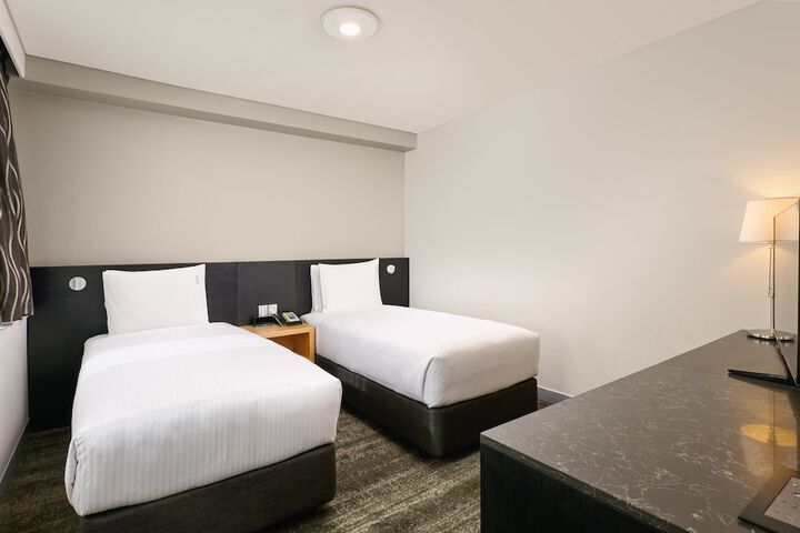 Room 5 of 104