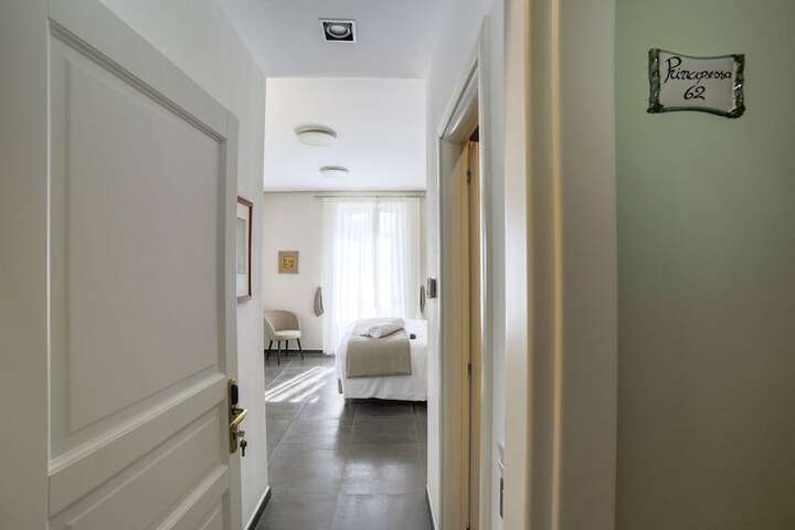 Room 12 of 93