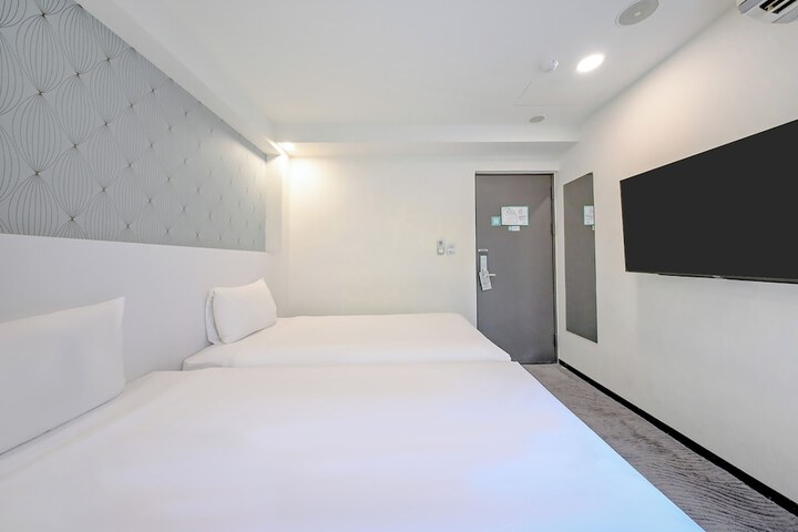 Room 32 of 83