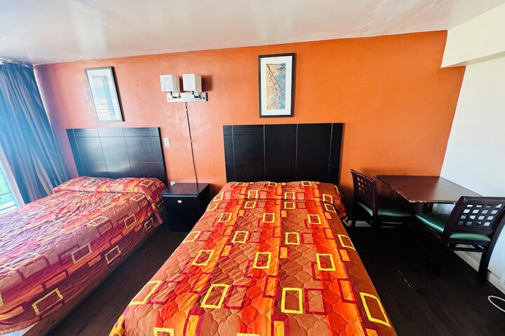 2 Queen Beds and Sofa (2 of 19)