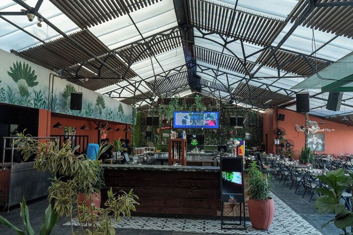 Lounge 62 of 73