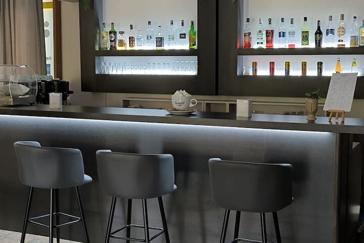 Lounge 21 of 25