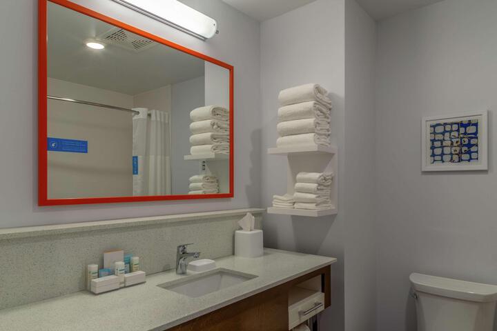 2 Queen Beds Hear Accessible Refrigerator Mic (1 of 4)