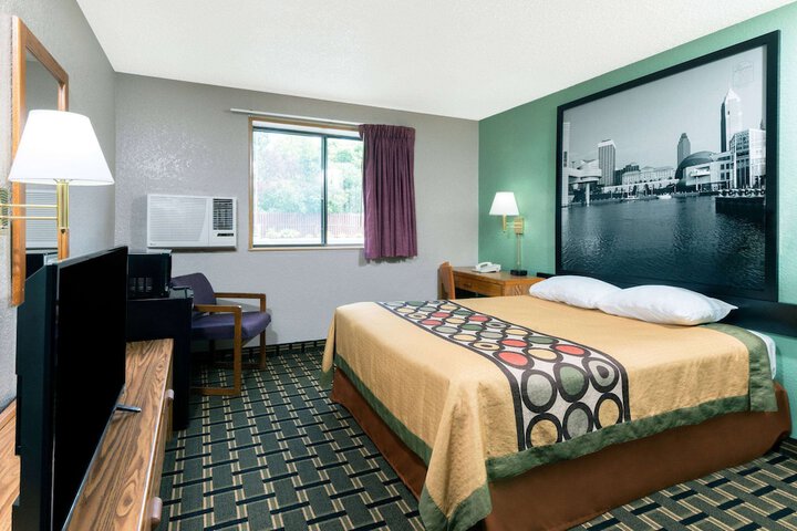 1 Queen Bed (11 of 12)