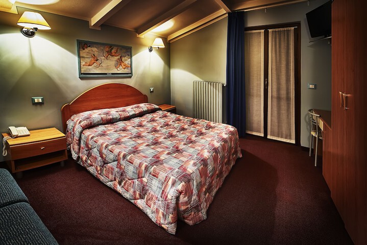 Room 2 of 3