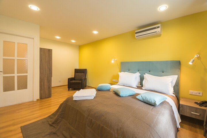 Room 20 of 244