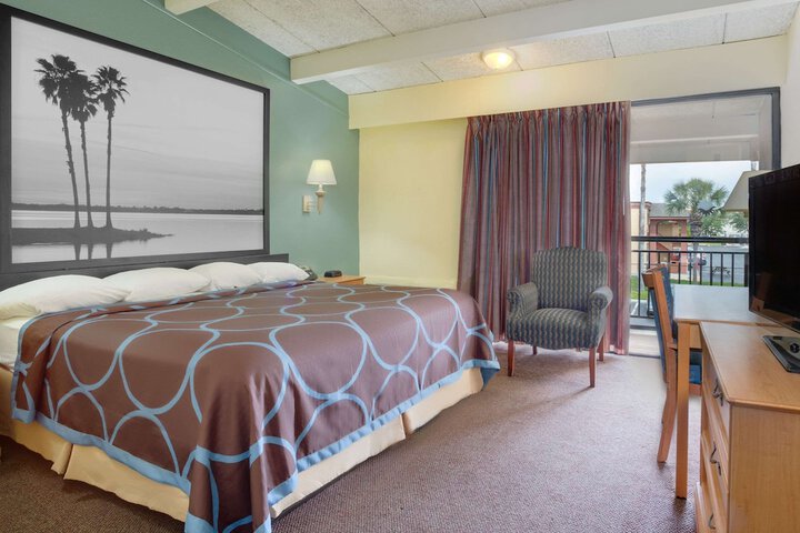 1 King Bed Deluxe Room (4 of 14)