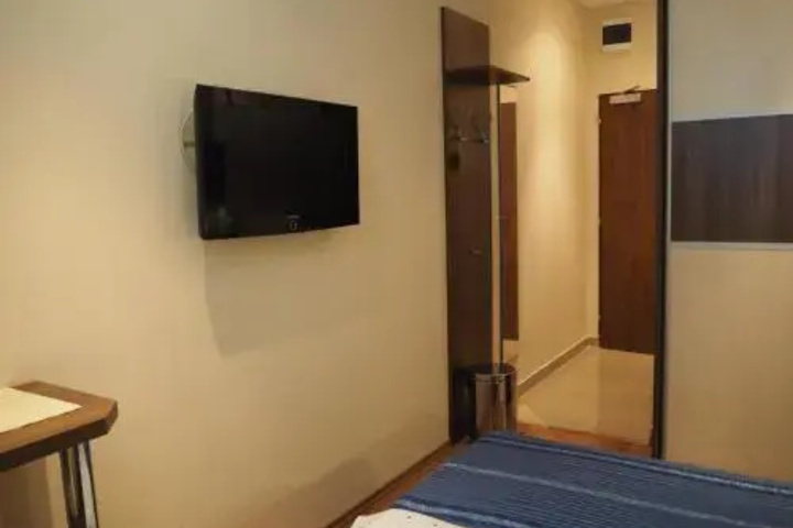 Room 8 of 12