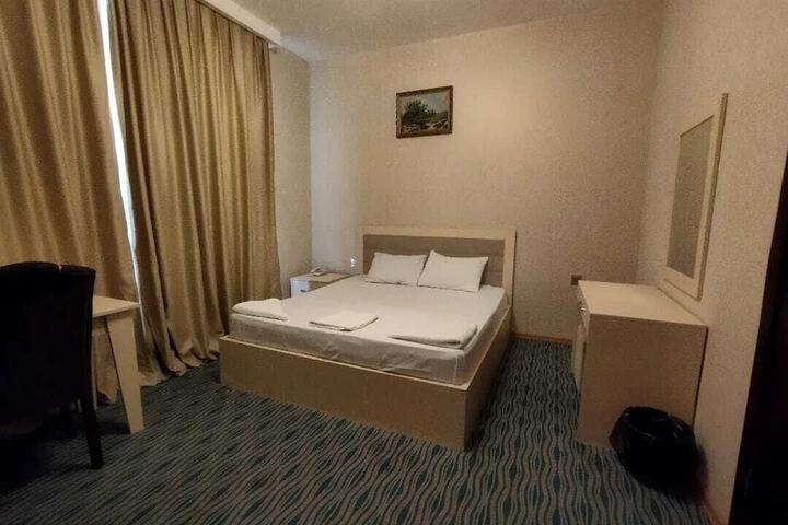 Room 13 of 18