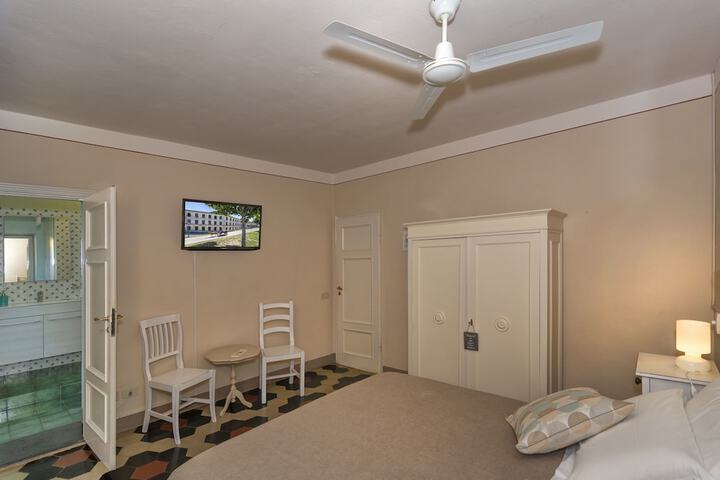 Room 4 of 55