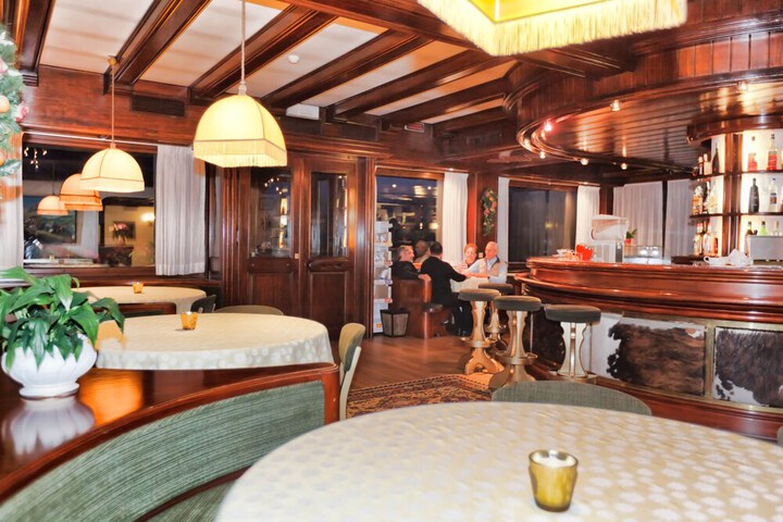 Lounge 45 of 67
