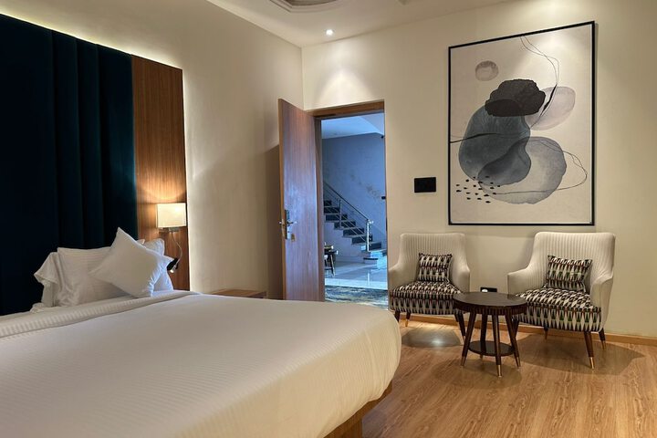 Room 5 of 20