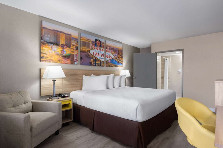 1 King Bed (3 of 17)