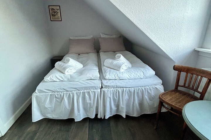 Room 16 of 39