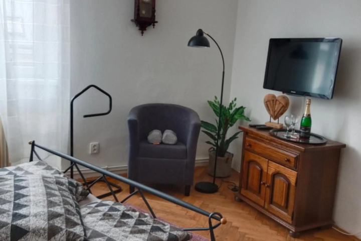 Room 4 of 16