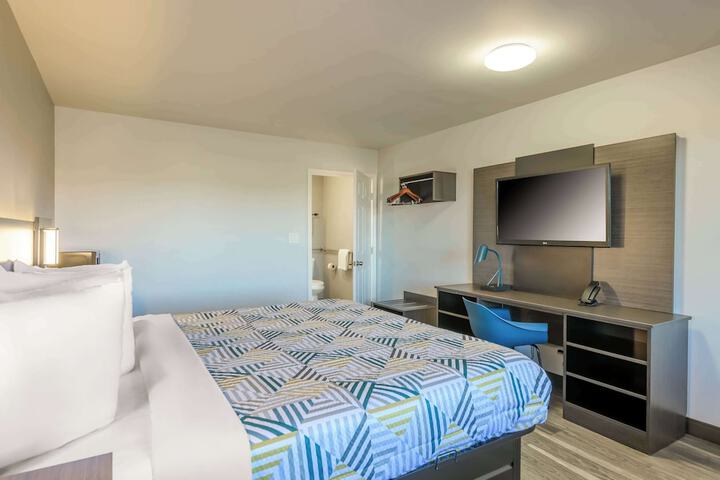 1 King Bed Micfridge (10 of 11)