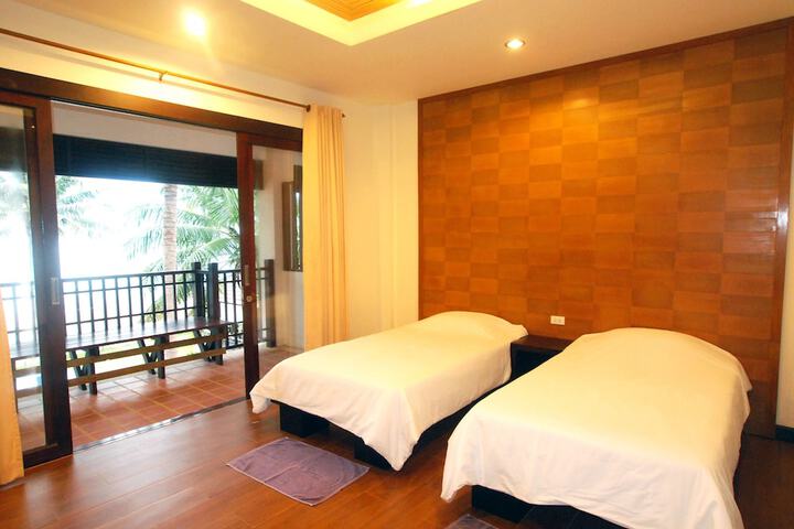 Room 2 of 40