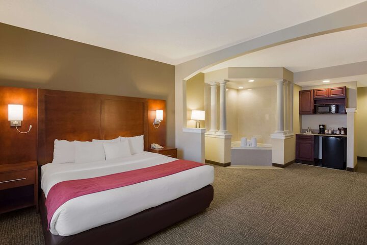 1 King Bed Suite (10 of 25)