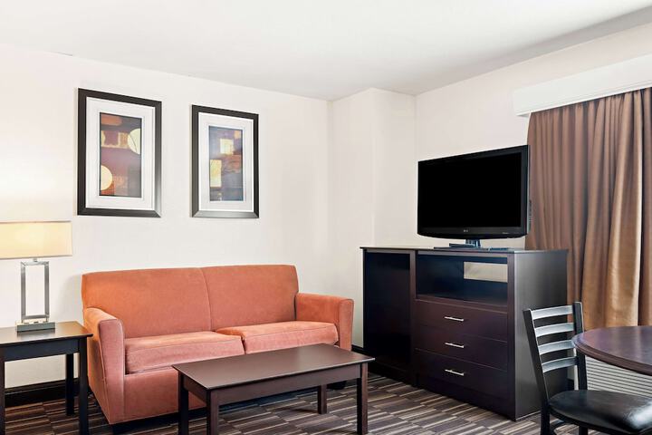 1 Queen Bed Recliner High Speed Internet Accessible Microwave and Refrigerator, Coffee Maker, Hairdryer Continental Breakfast (3 of 13)
